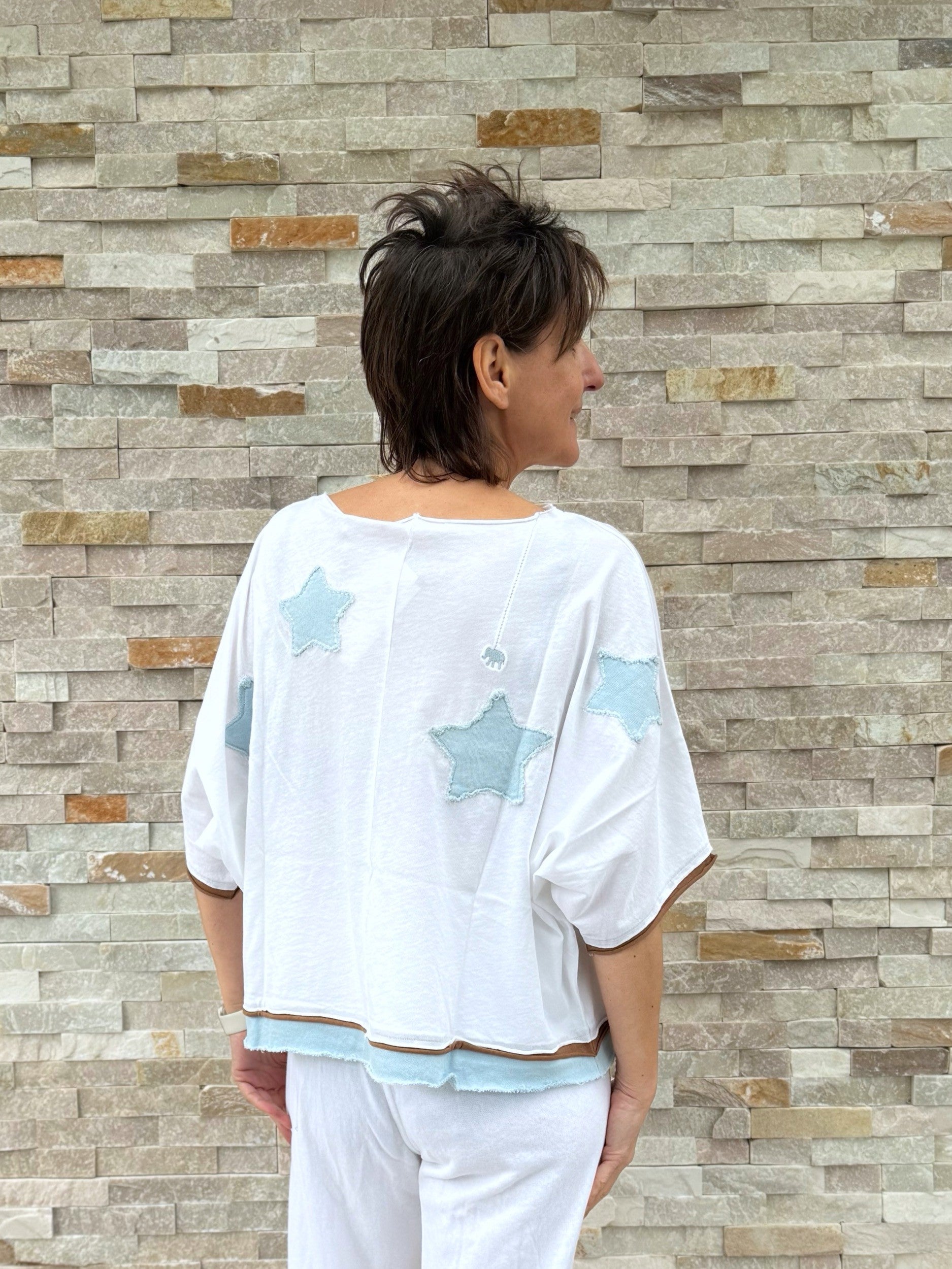 T-Shirt Rumbia Sterne Patch in Weiß - Hellblau