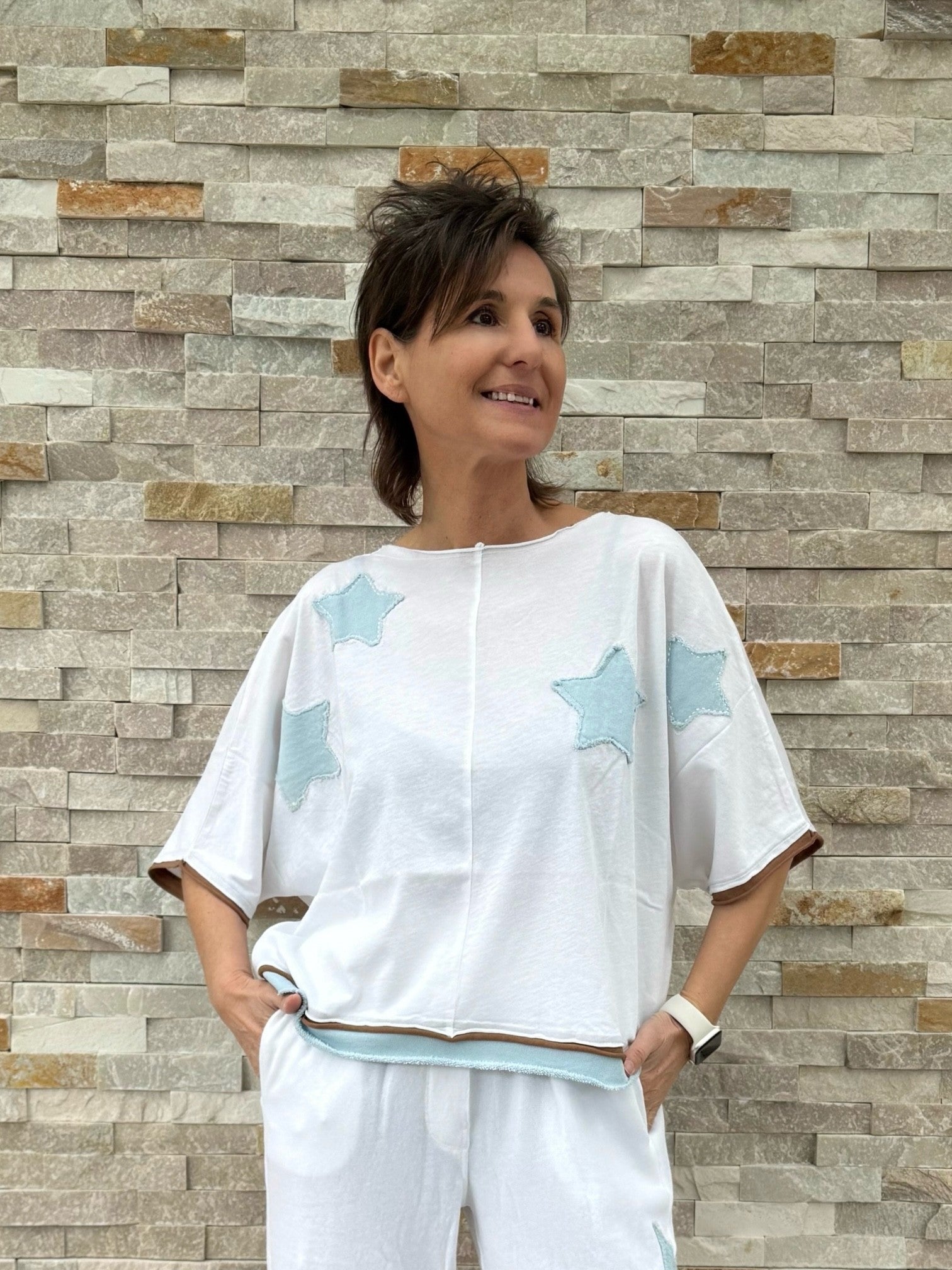 T-Shirt Rumbia Sterne Patch in Weiß - Hellblau