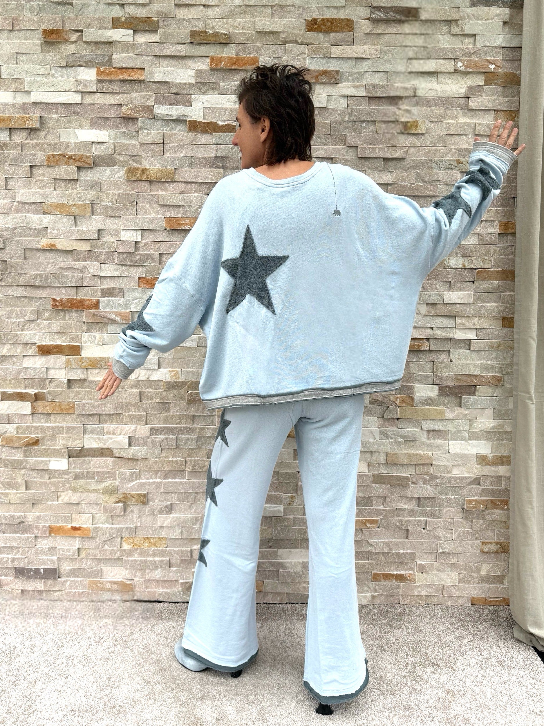 Oversized Sweatshirt Hopewell mit Sternen in Hellblau - Grau