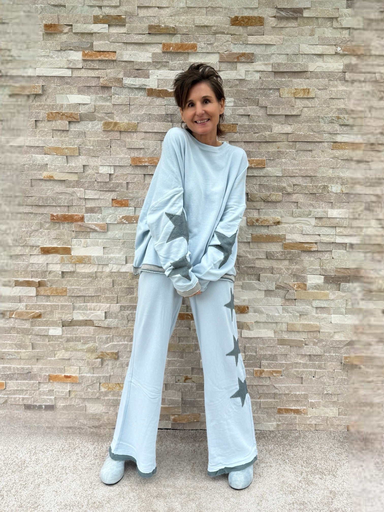 Oversized Sweatshirt Hopewell mit Sternen in Hellblau - Grau