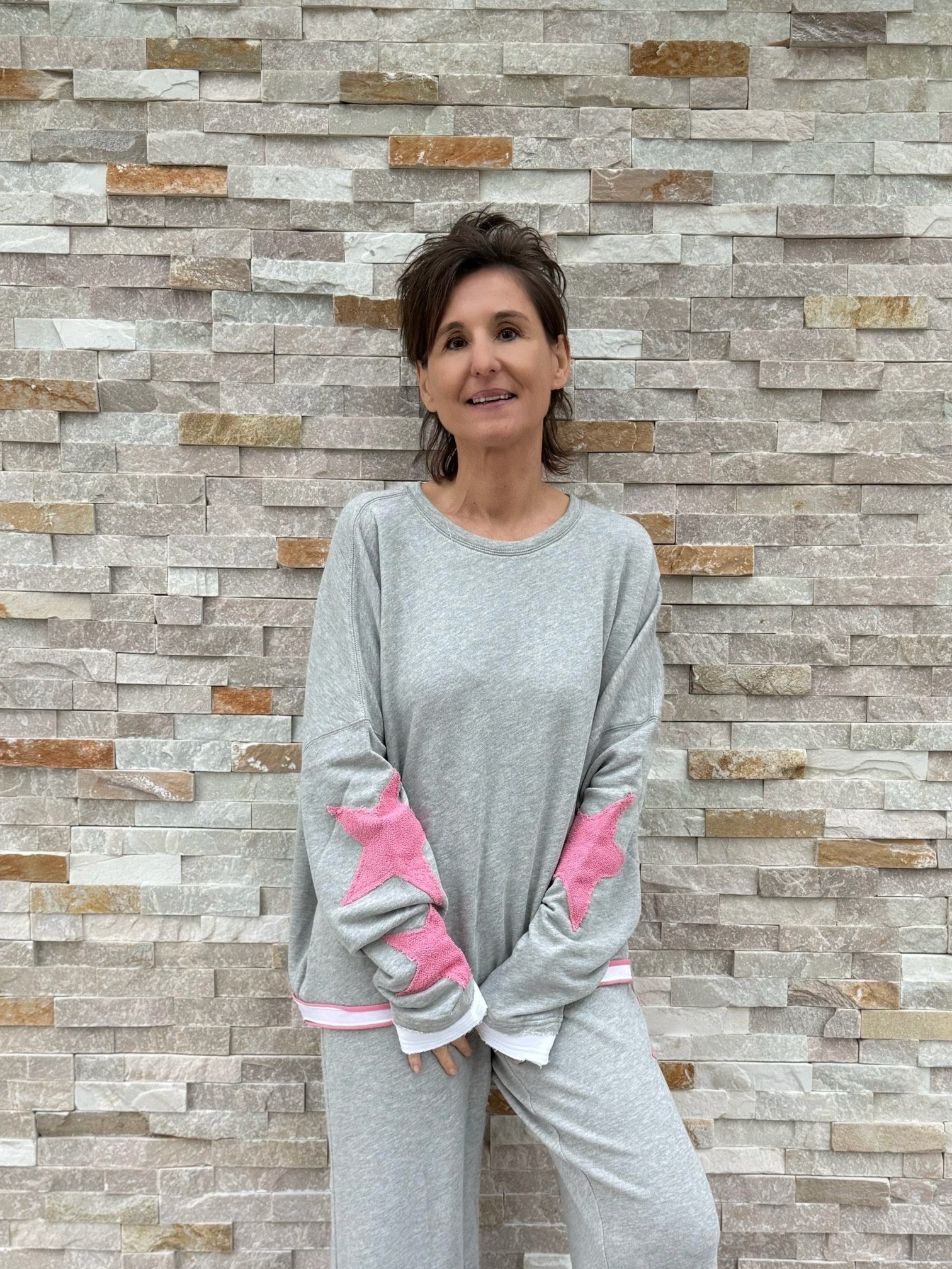 Oversized Sweatshirt Hopewell mit Sternen in Hellgrau - Pink