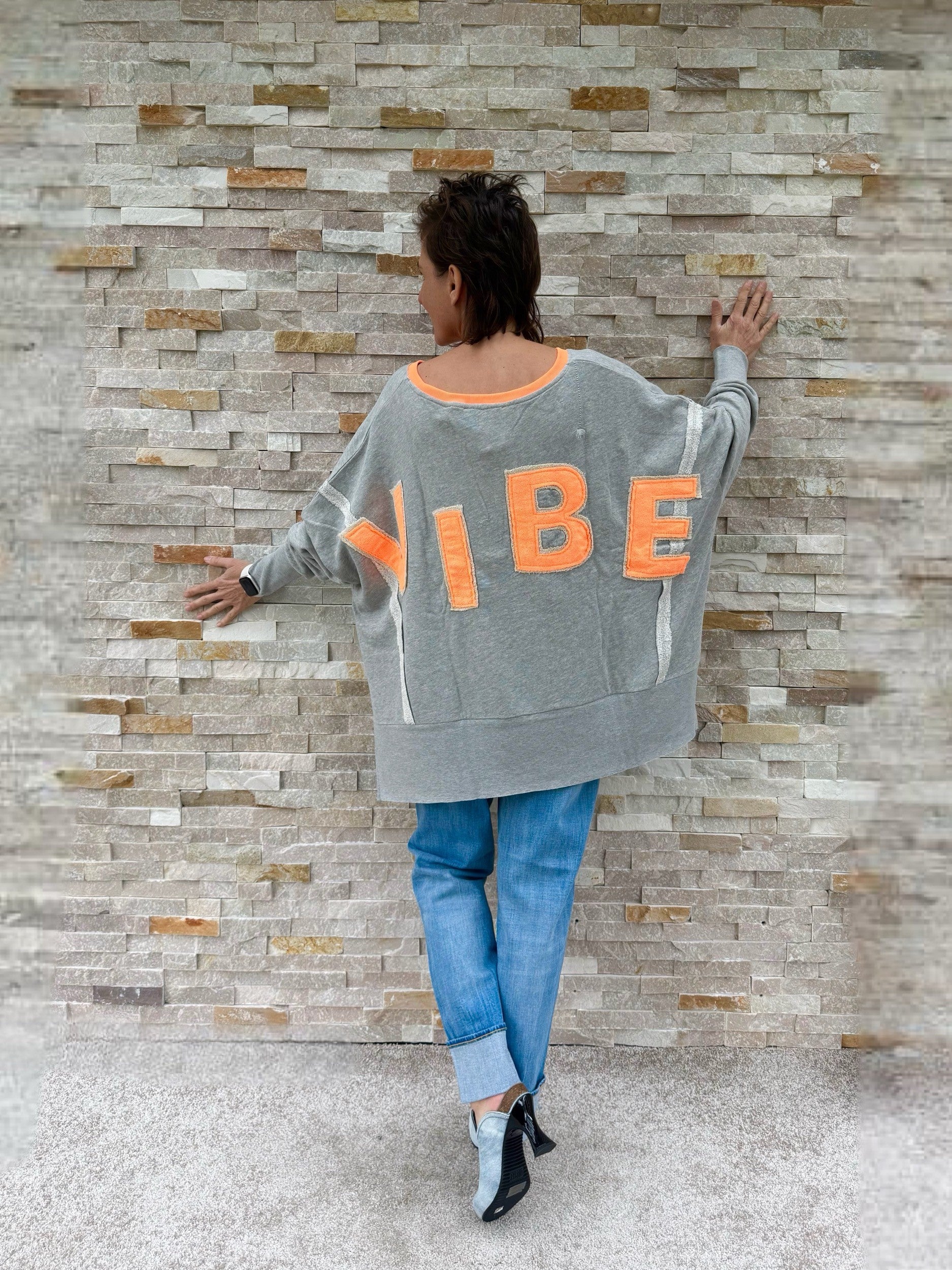 Oversized Sweatshirt KRIZ mit Rückenpatch VIBE in Grau