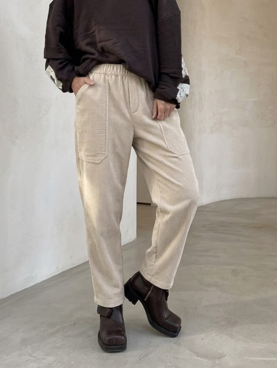 Breitcord Hose mit aufgesetzten Taschen in Creme
