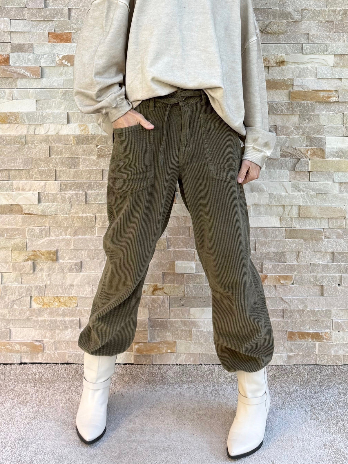 Cordhose Madie Bubbles aus Baumwolle mit aufgesetzen Taschen in Khaki
