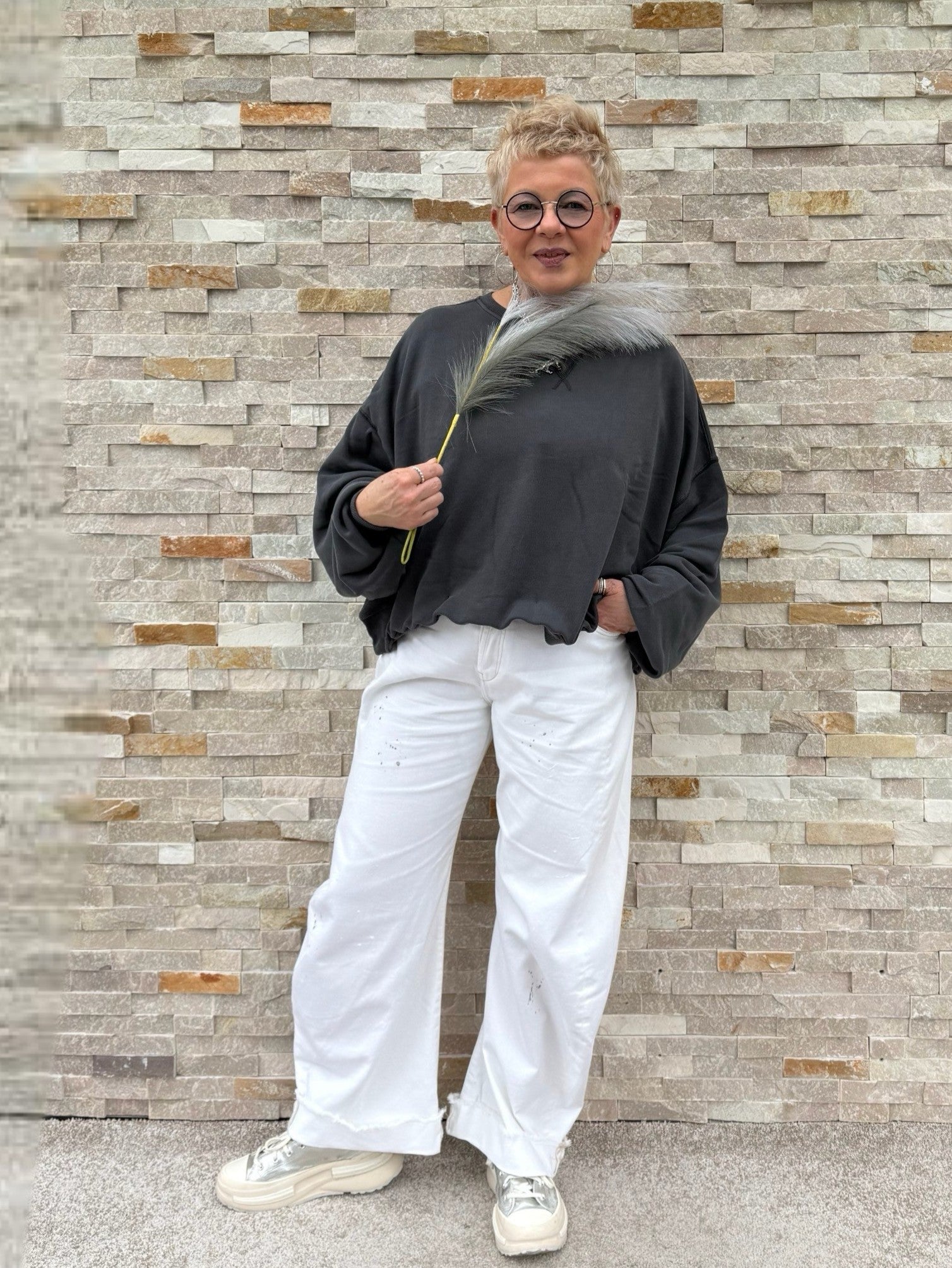 Barrel Jeans HONGKONG with turn-up cuffs and white paint splatters