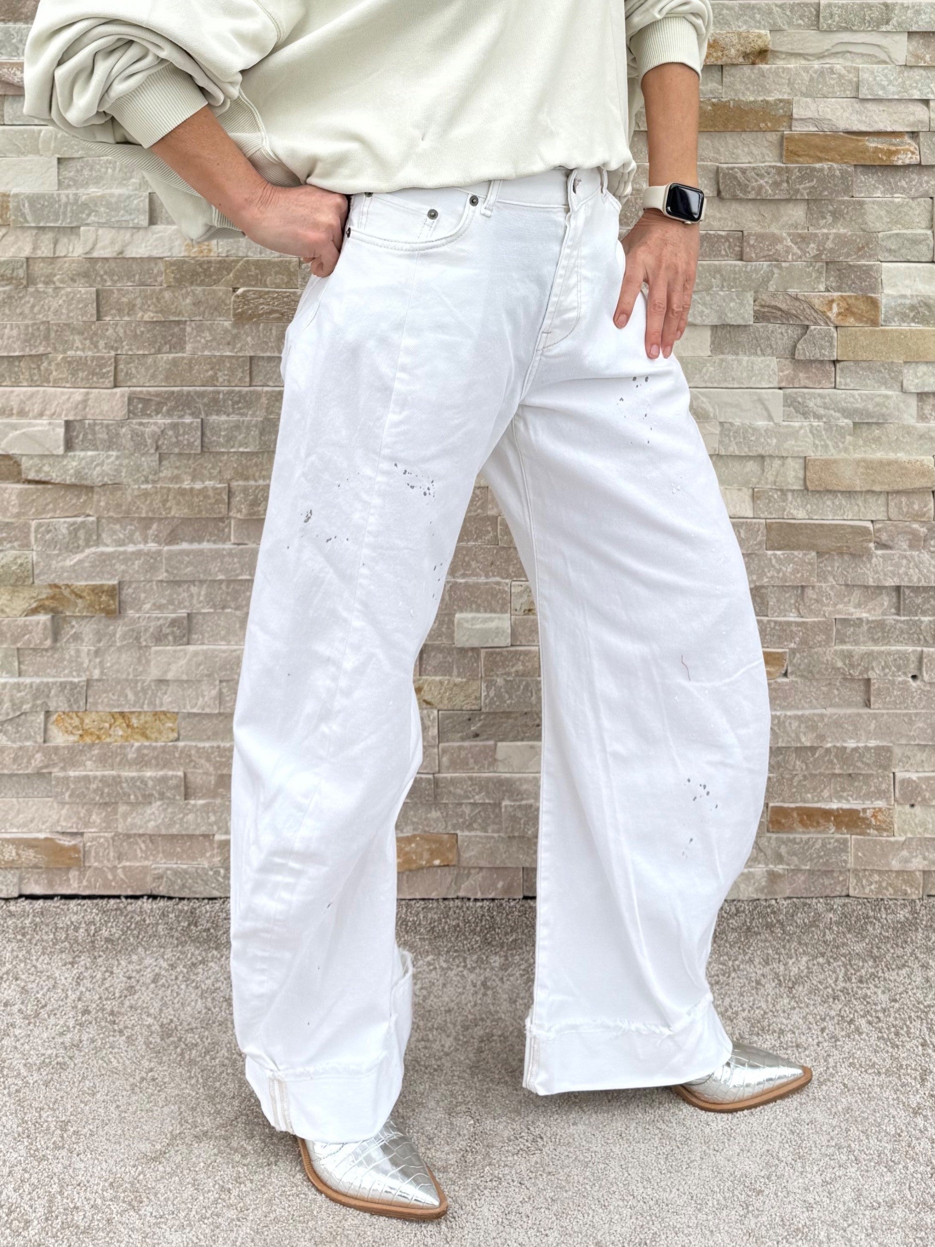 Barrel Jeans HONGKONG with turn-up cuffs and white paint splatters