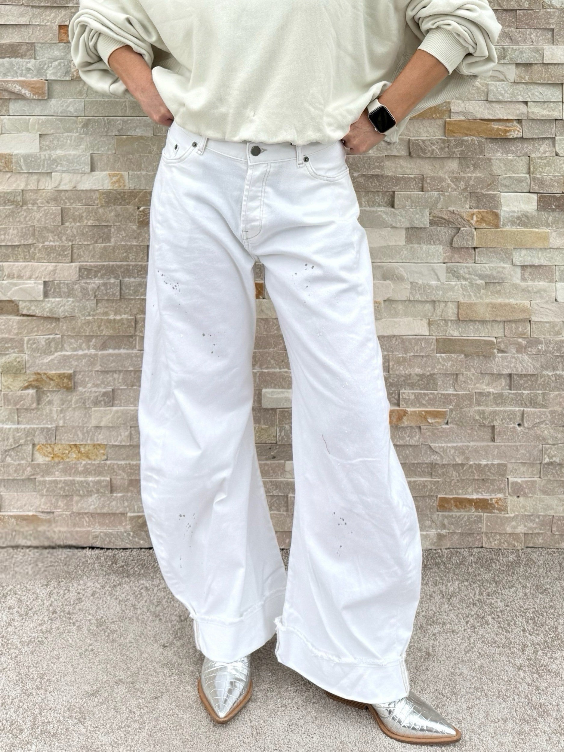 Barrel Jeans HONGKONG mit Aufschlag und Farbspritzer in Weiß