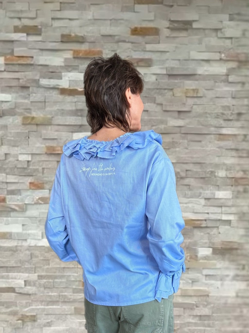 Volant Bluse mit offenen Kanten in Hellblau