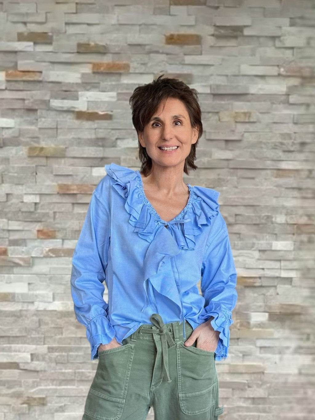 Volant Bluse mit offenen Kanten in Hellblau