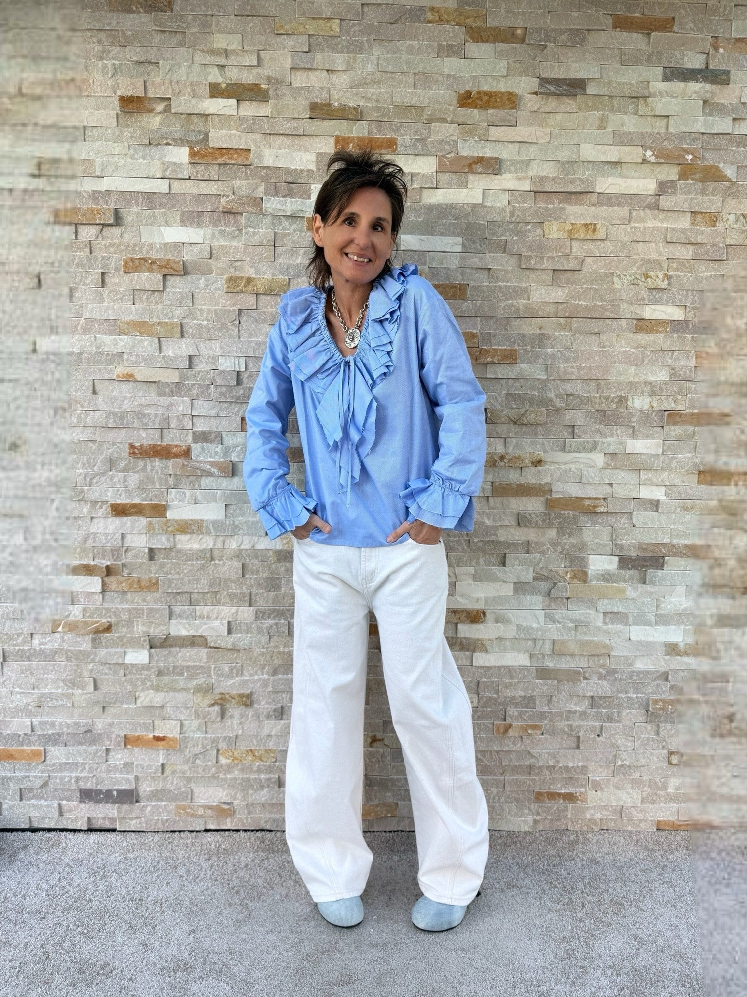 Volant Bluse mit offenen Kanten in Hellblau