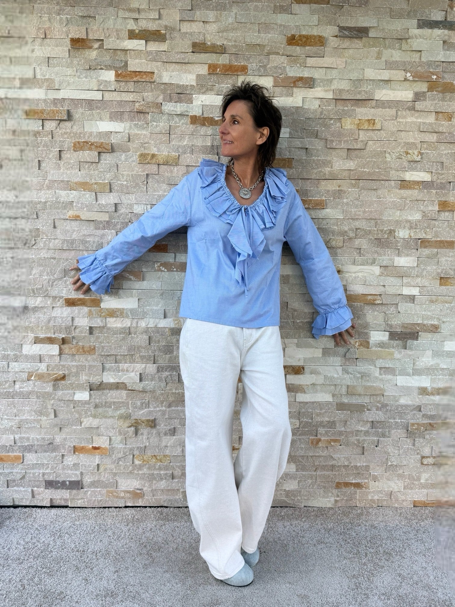 Volant Bluse mit offenen Kanten in Hellblau