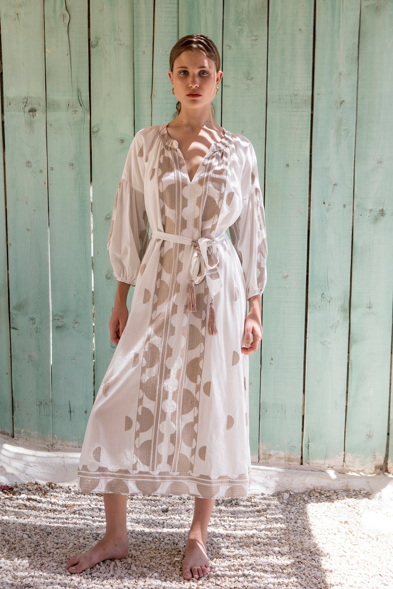 Besticktes Kleid mit Gürtel in Offwhite Gold
