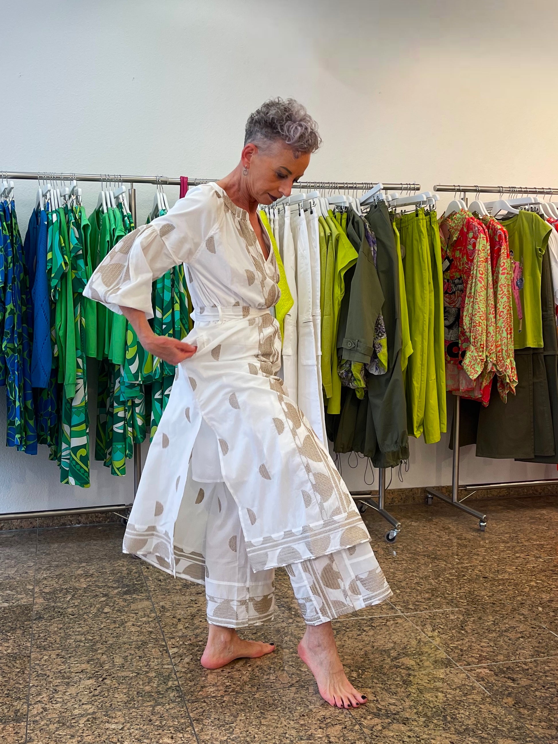 Besticktes Kleid mit Gürtel in Offwhite Gold