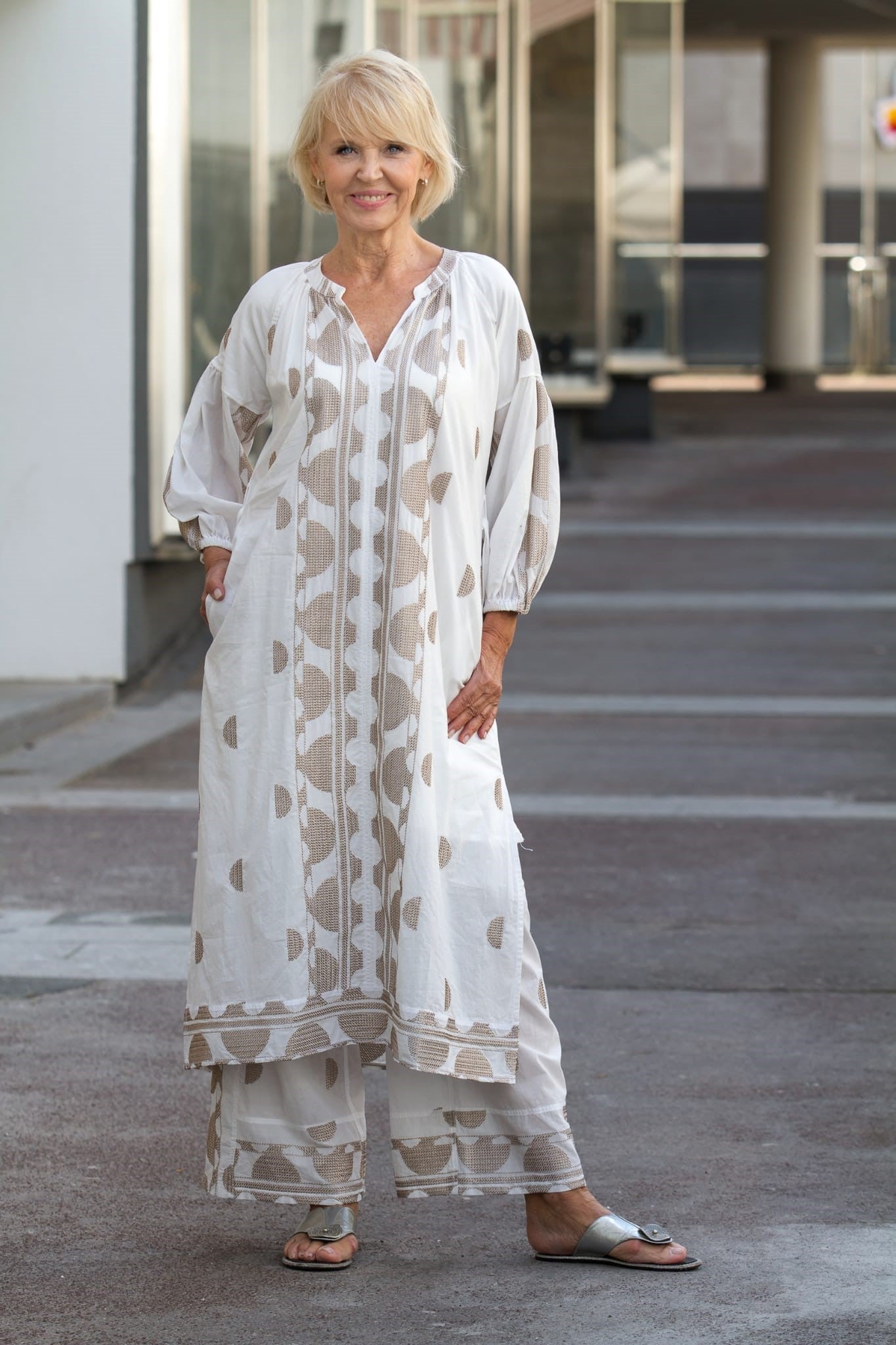 Besticktes Kleid mit Gürtel in Offwhite Gold