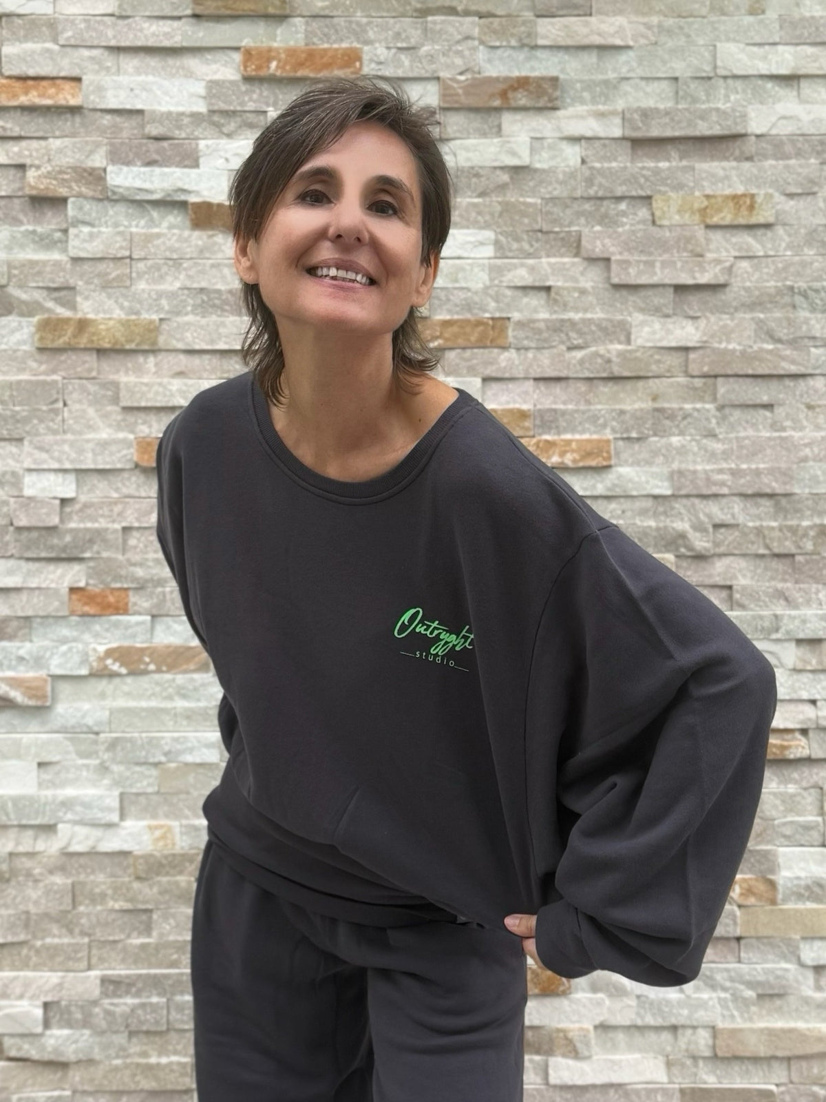 Cropped Sweatshirt OUMILLIE in charcoal