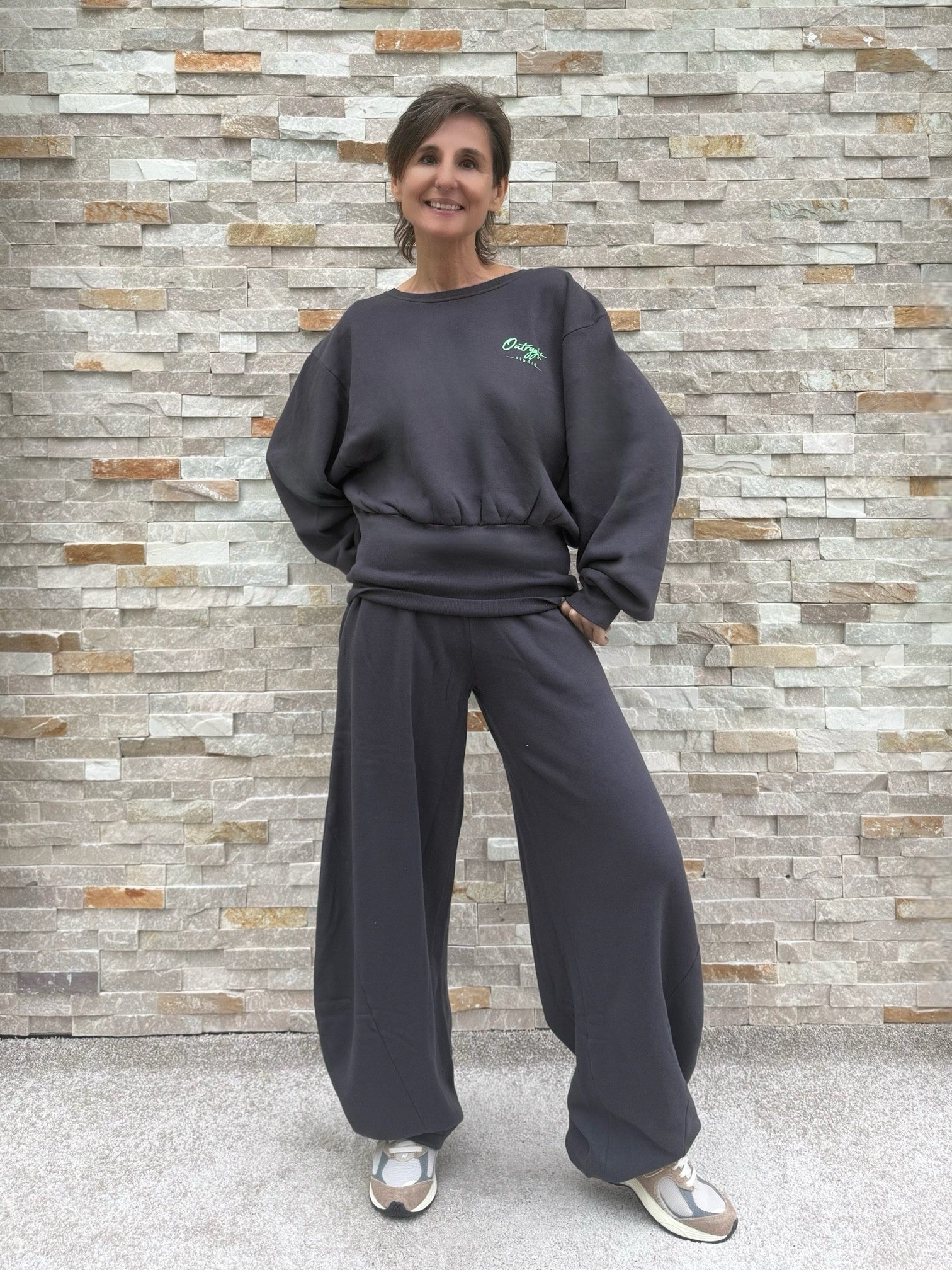 Cropped Sweatshirt OUMILLIE in charcoal