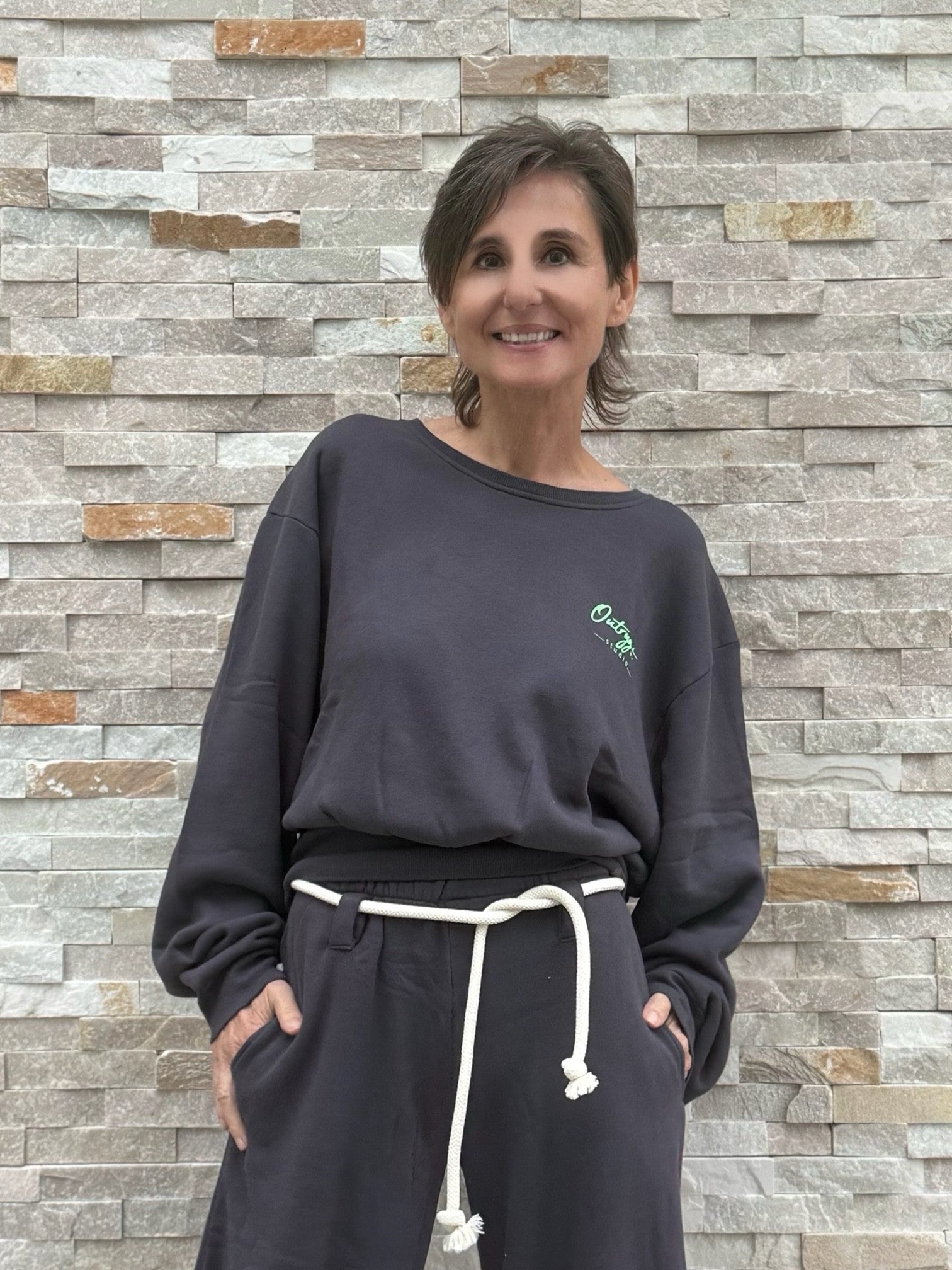 Cropped Sweatshirt OUMILLIE in charcoal