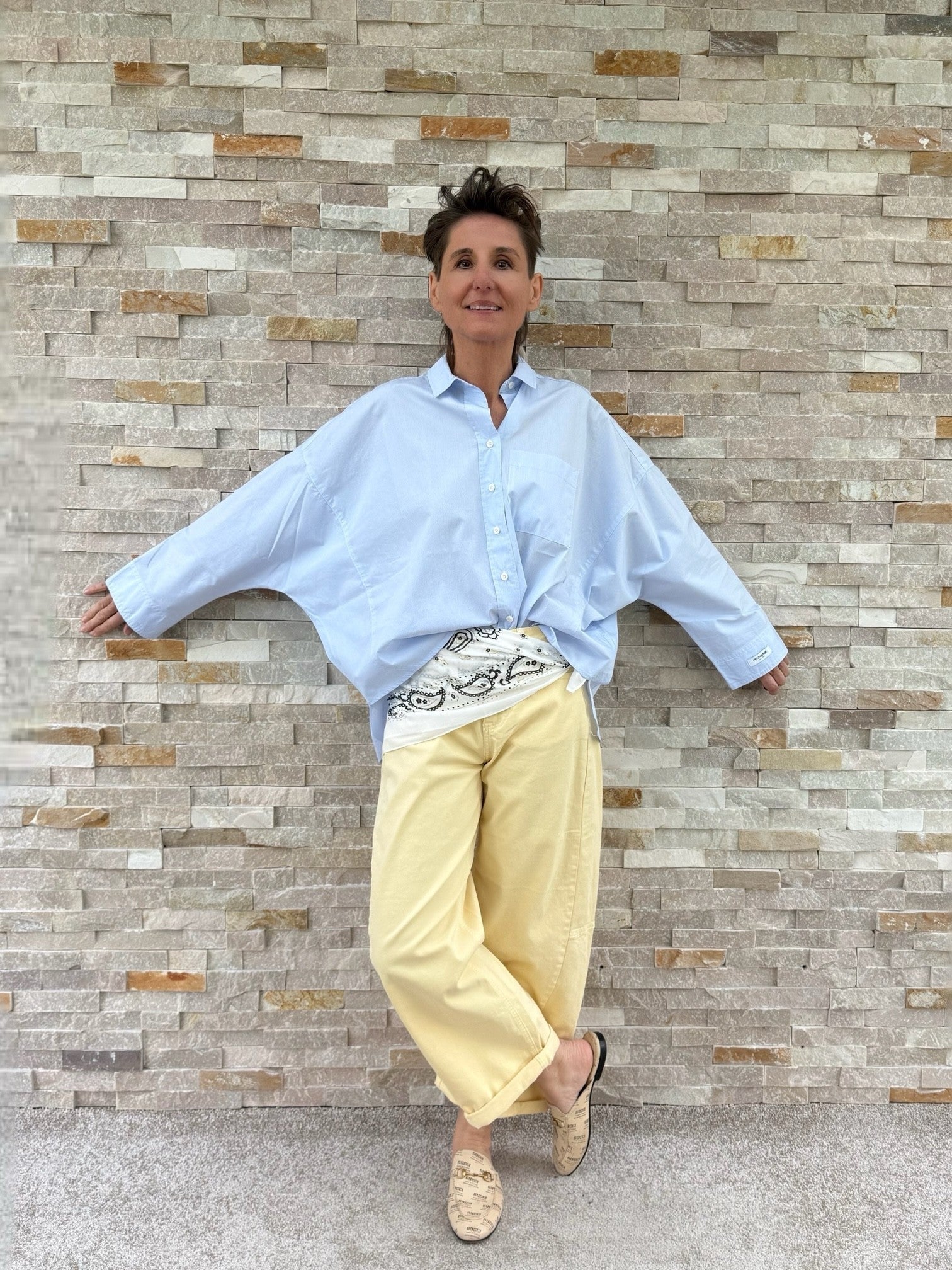 Hemdbluse mit ganz feinem Streifen in Hellblau