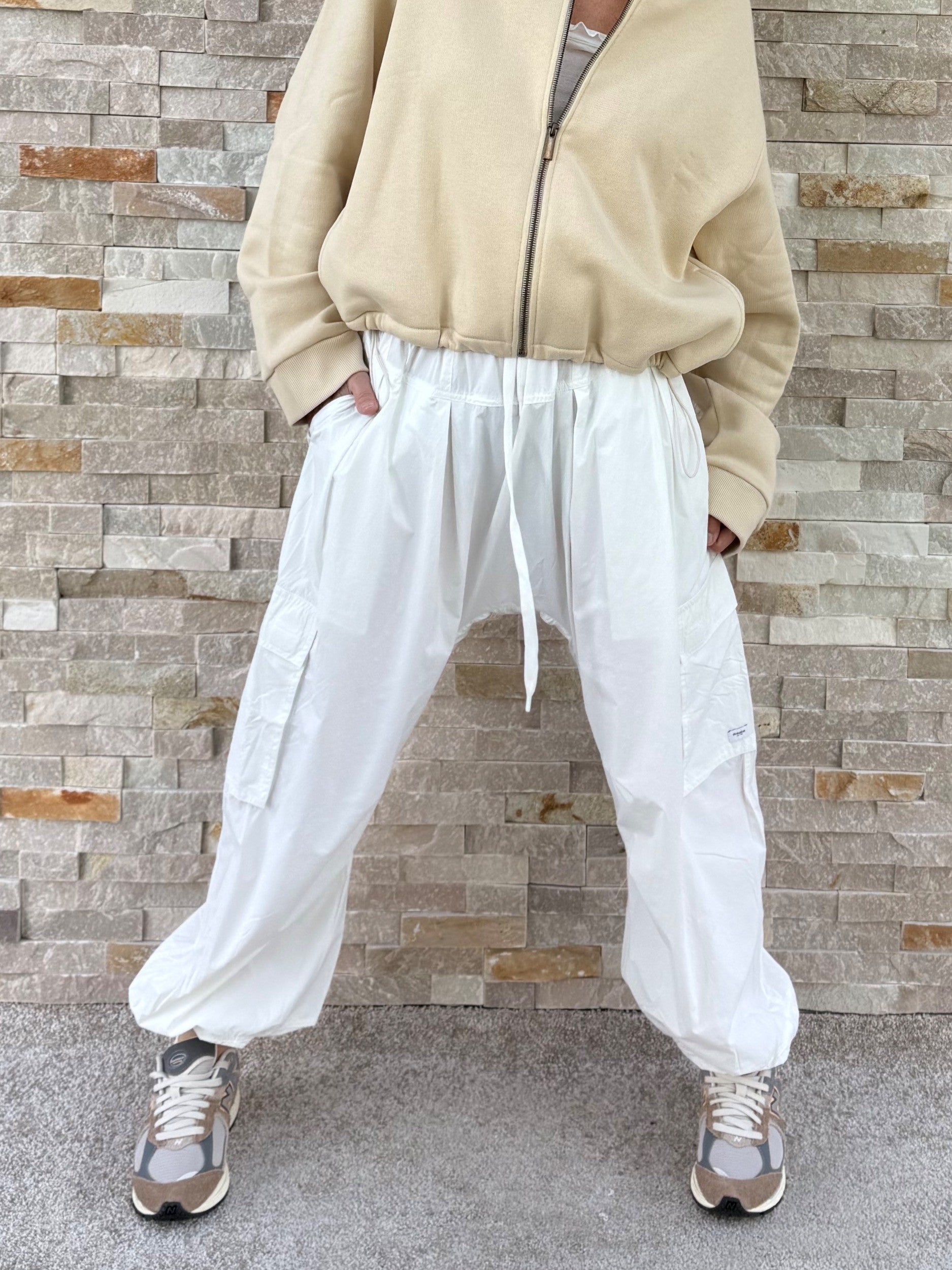 Cargohose aus Fallschirmseide in Weiß