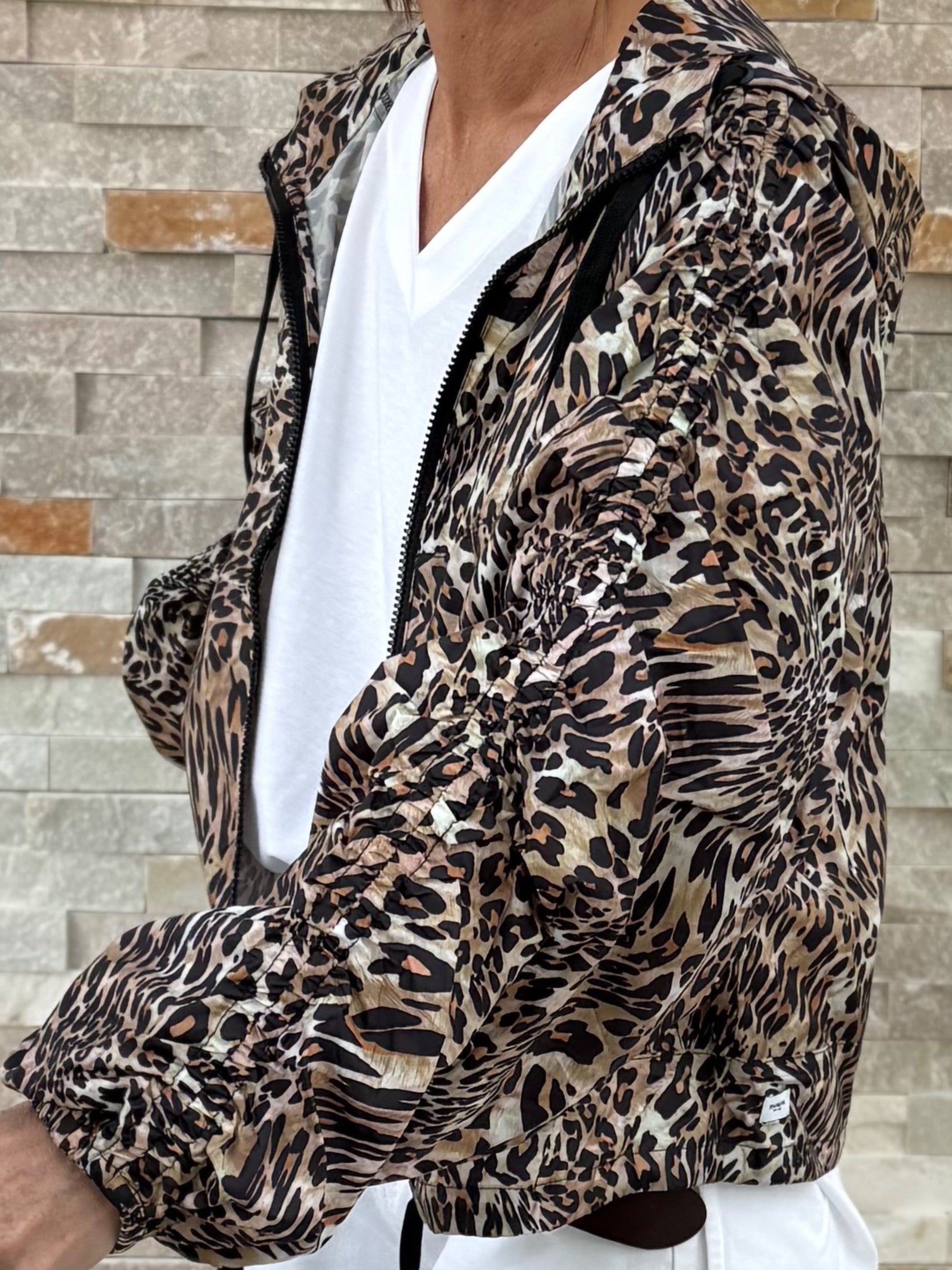 Wind Jacke AOP mit Kapuze in Animal Print Tanine