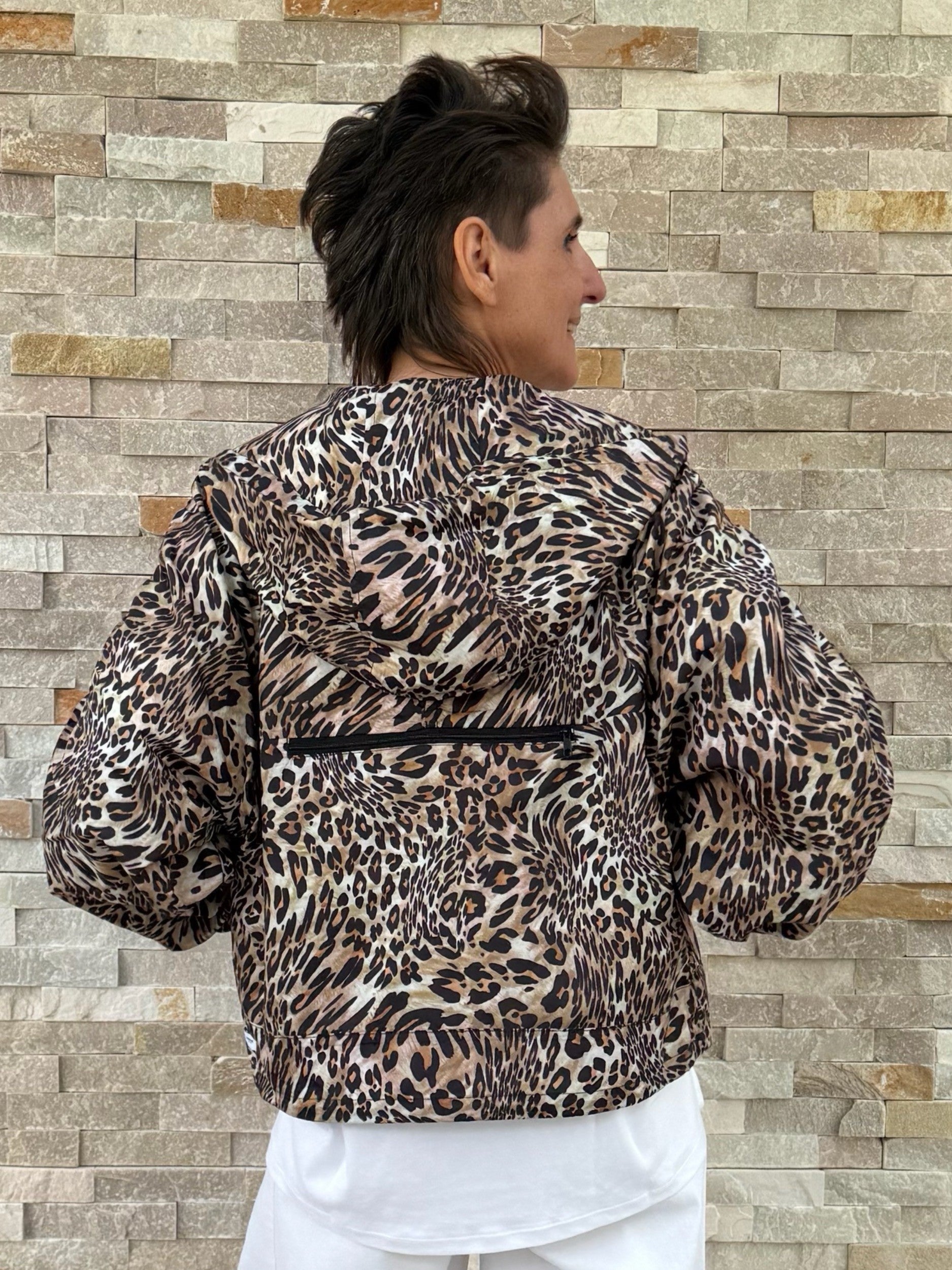 Wind Jacke AOP mit Kapuze in Animal Print Tanine