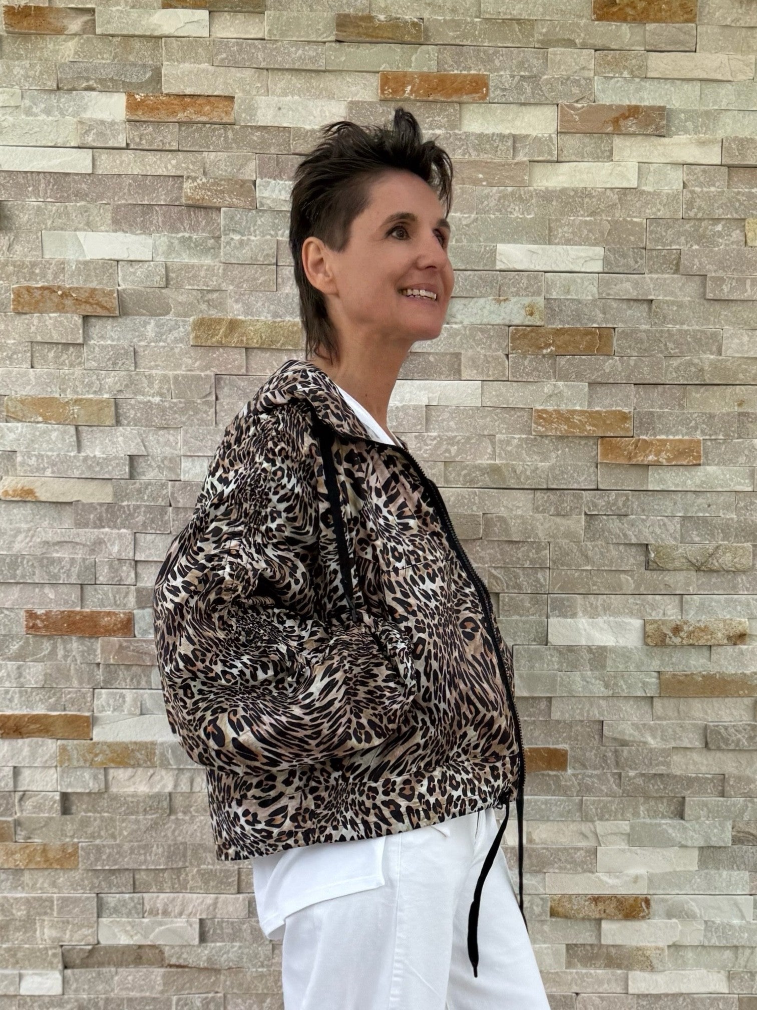 Wind Jacke AOP mit Kapuze in Animal Print Tanine
