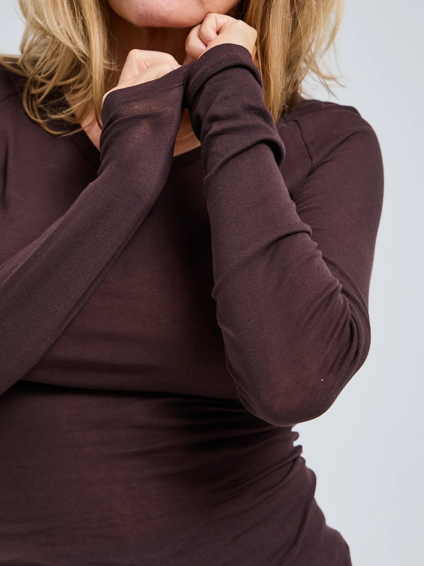 Langarm T-Shirt ELVIRA mit Wellensaum in Schokobraun