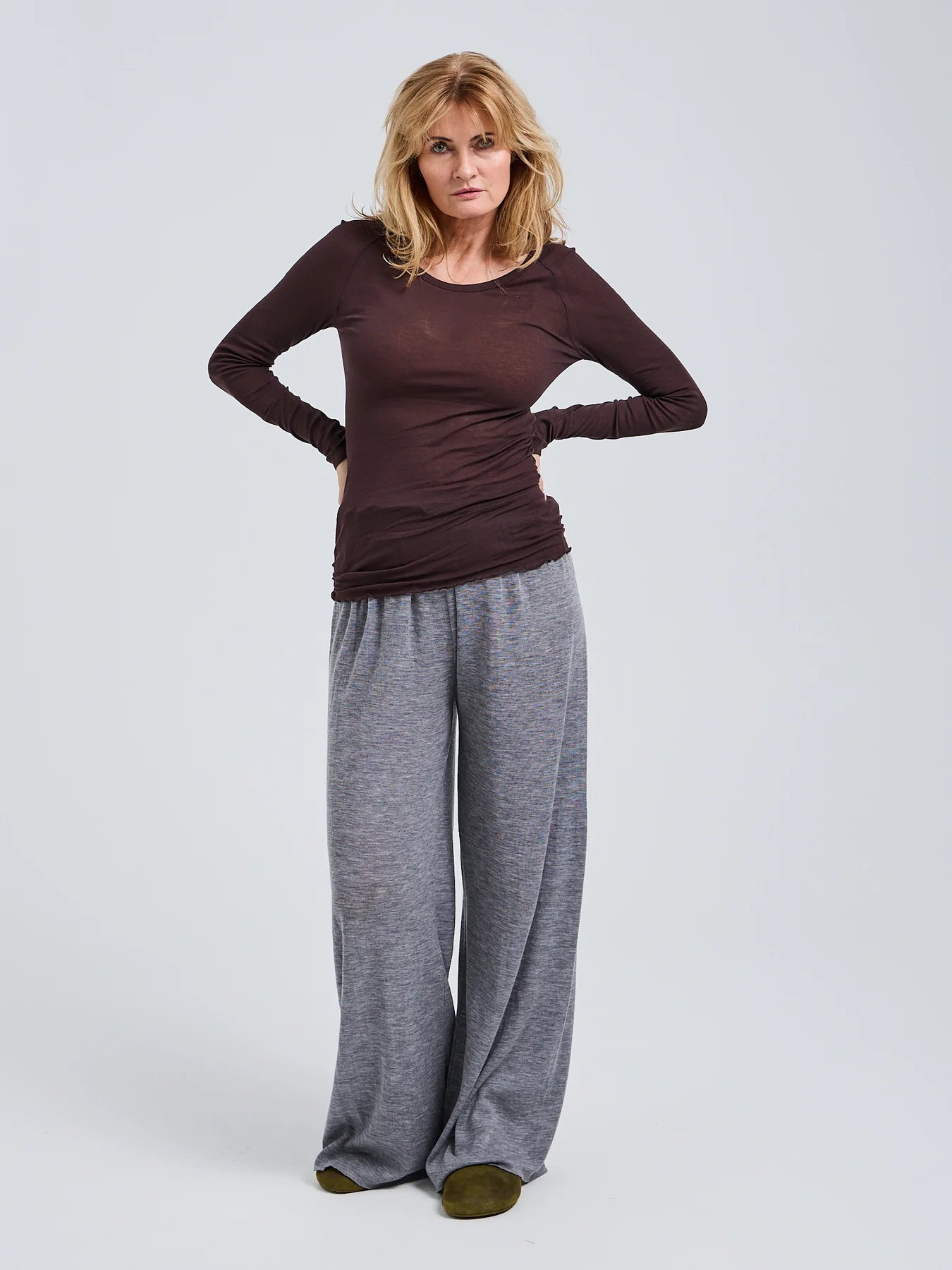 Langarm T-Shirt ELVIRA mit Wellensaum in Schokobraun