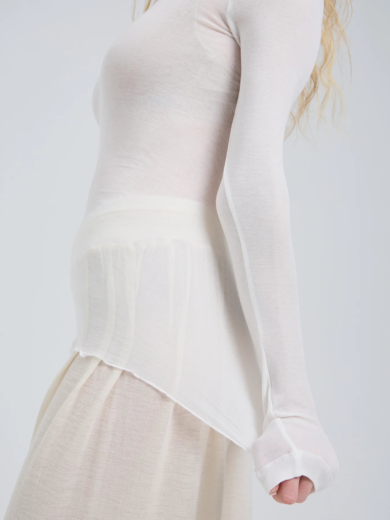 Langarm T-Shirt ELVIRA mit Wellensaum in Offwhite