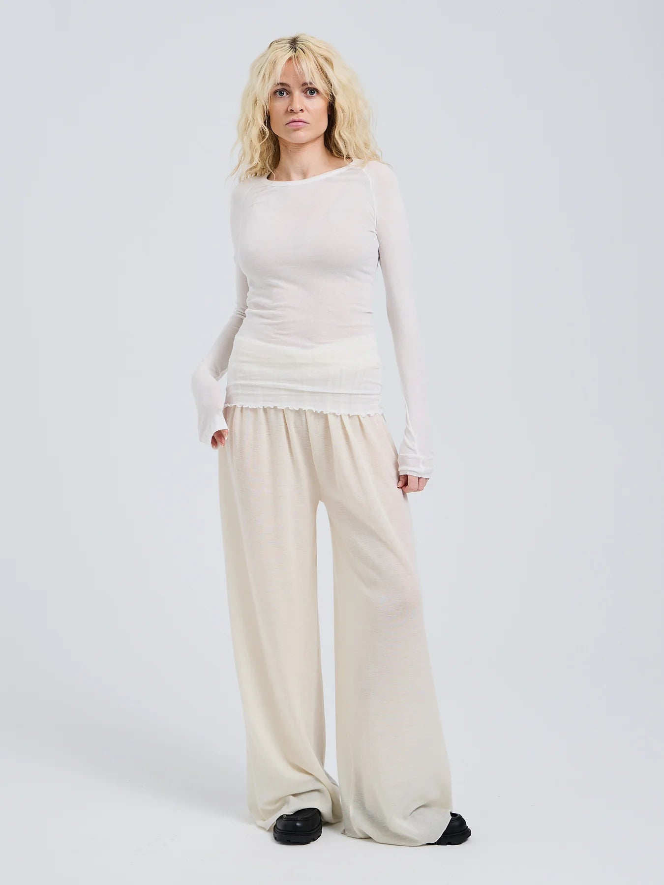 Langarm T-Shirt ELVIRA mit Wellensaum in Offwhite