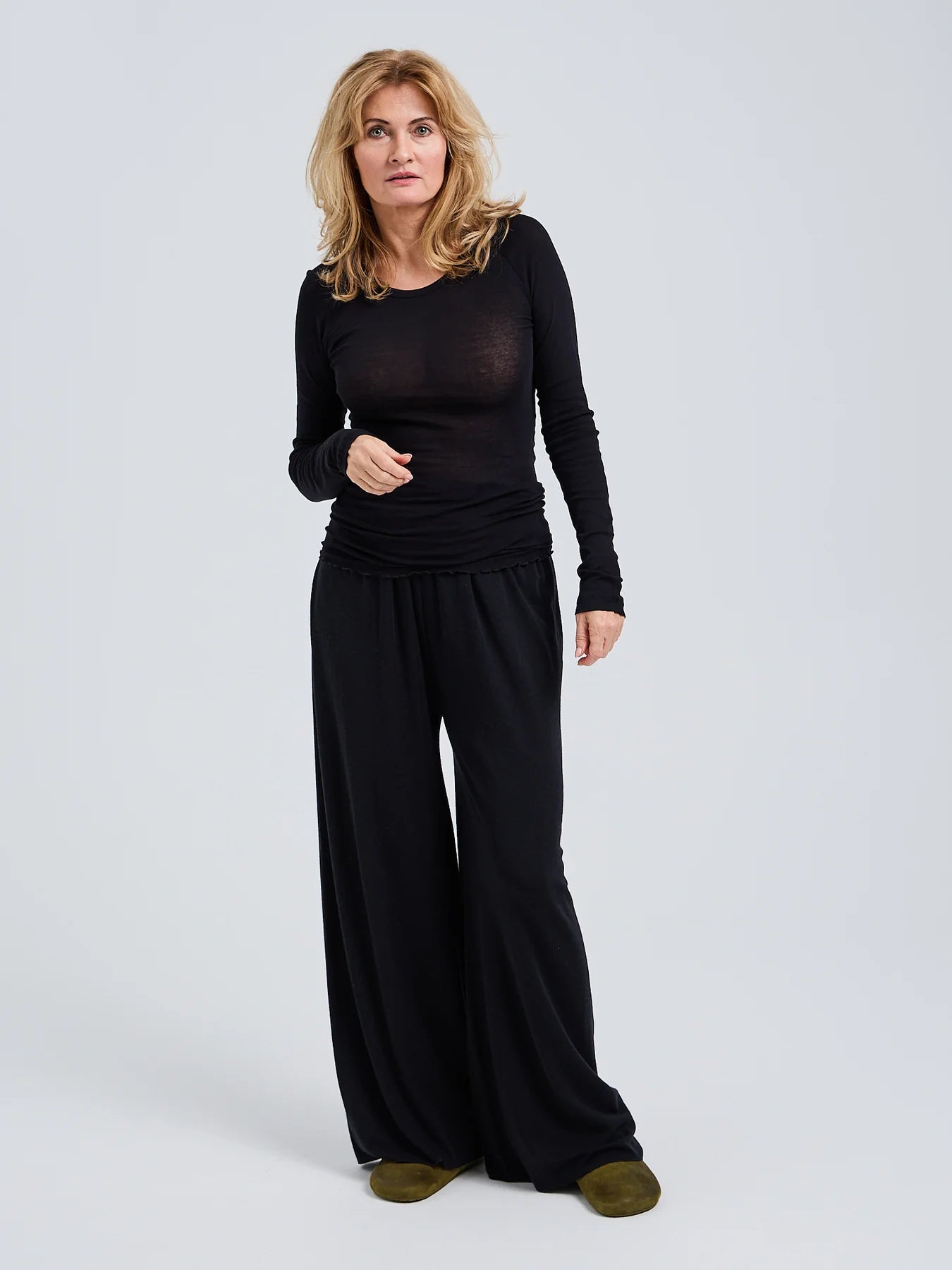 Langarm T-Shirt ELVIRA mit Wellensaum in Schwarz