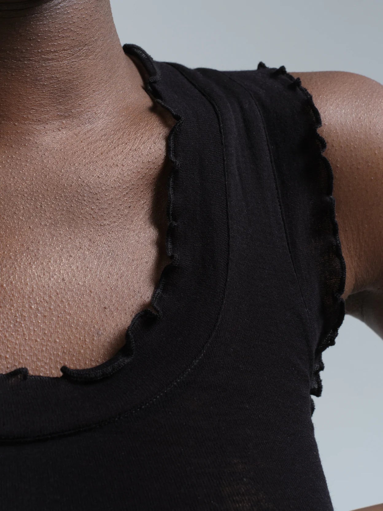 Top Flounce mit Rüschen in Schwarz