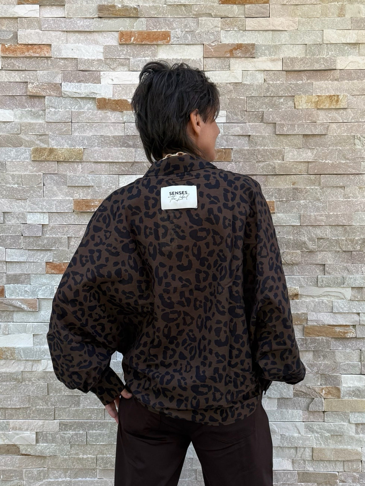 Blouse BAL:LEO with balloon sleeves and animal print in brown and black