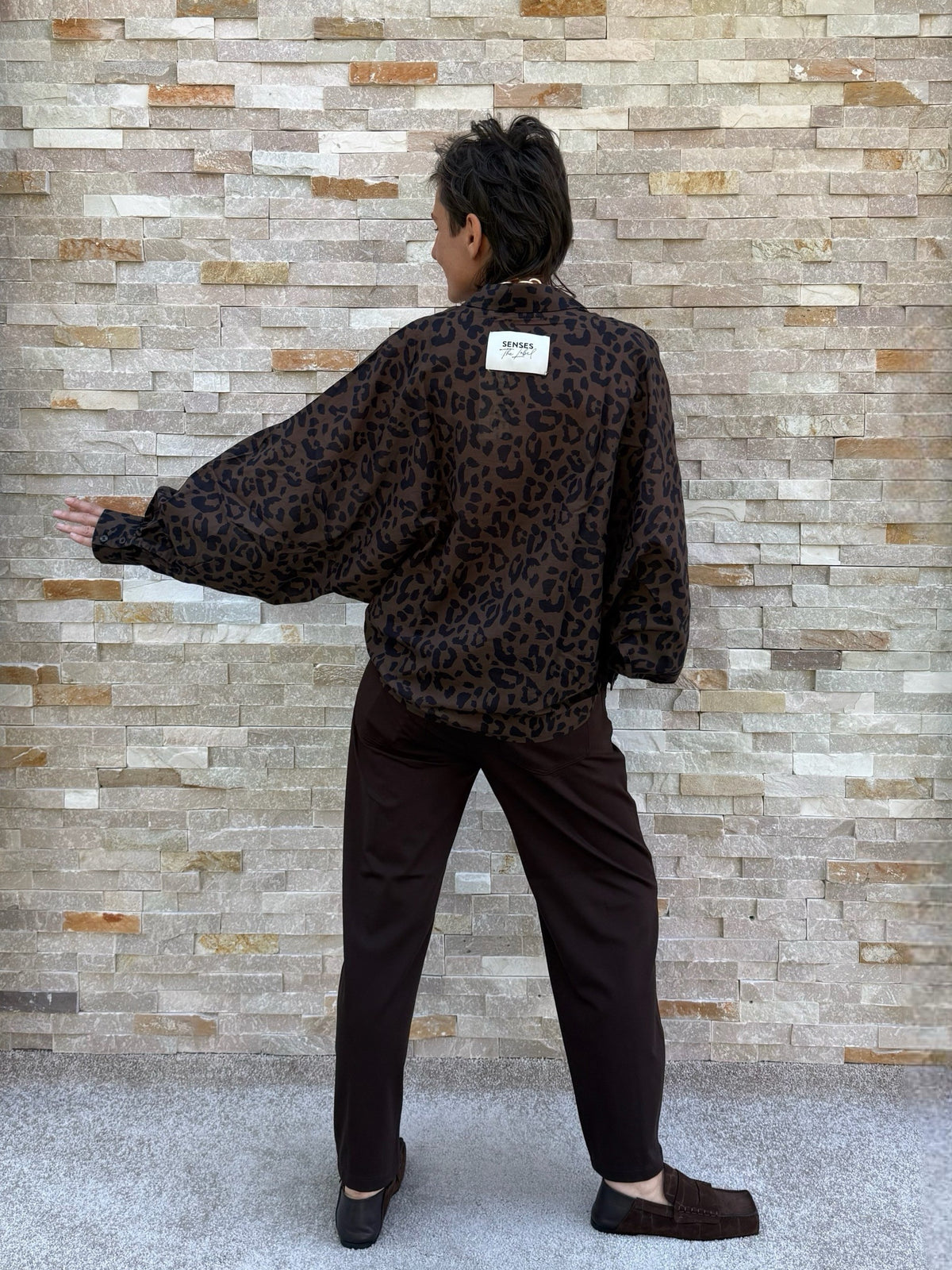 Blouse BAL:LEO with balloon sleeves and animal print in brown and black