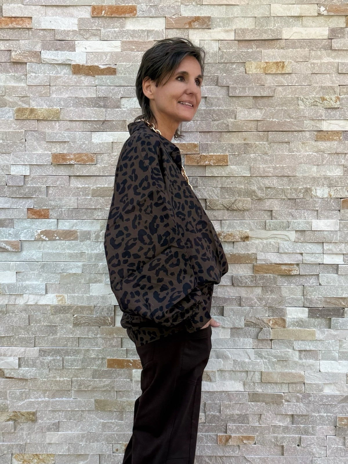 Blouse BAL:LEO with balloon sleeves and animal print in brown and black