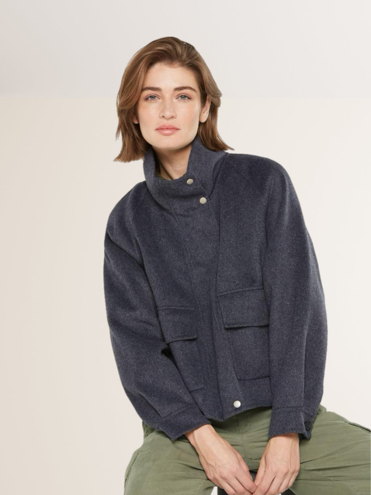 Kurze Wolljacke mit Stehkragen Anthazit