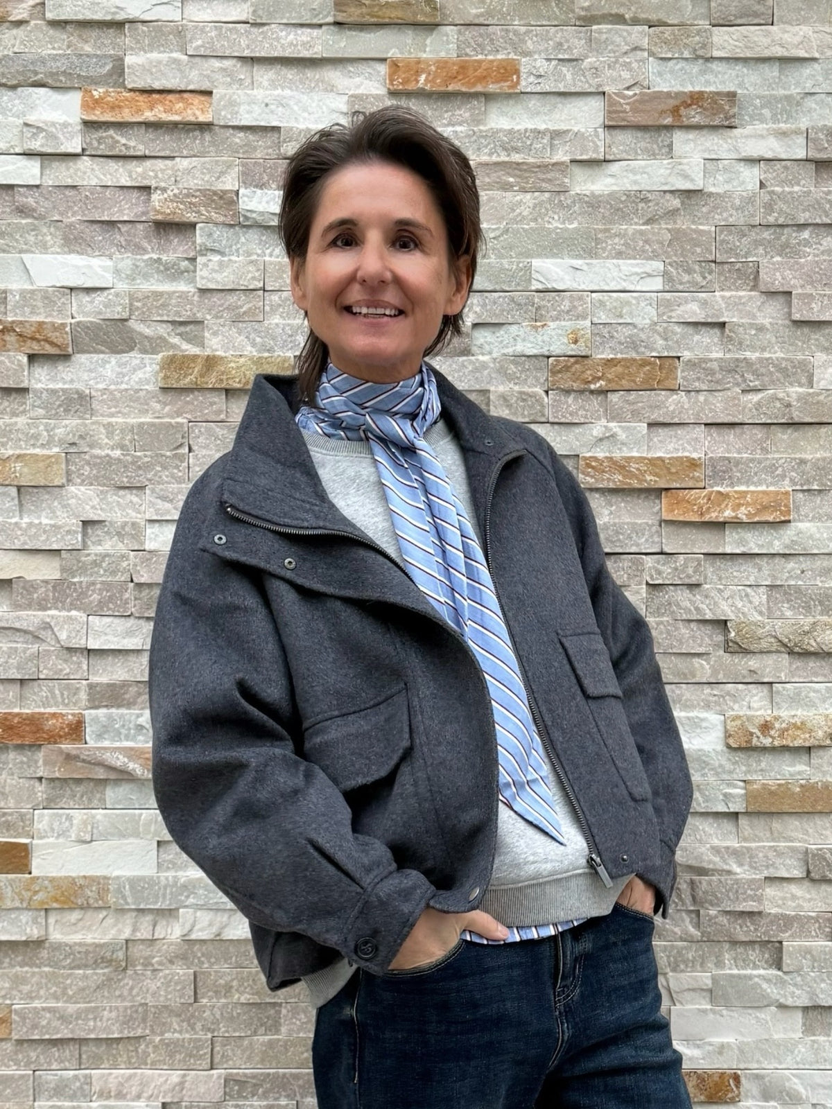 Kurze Wolljacke mit Stehkragen Anthrazit