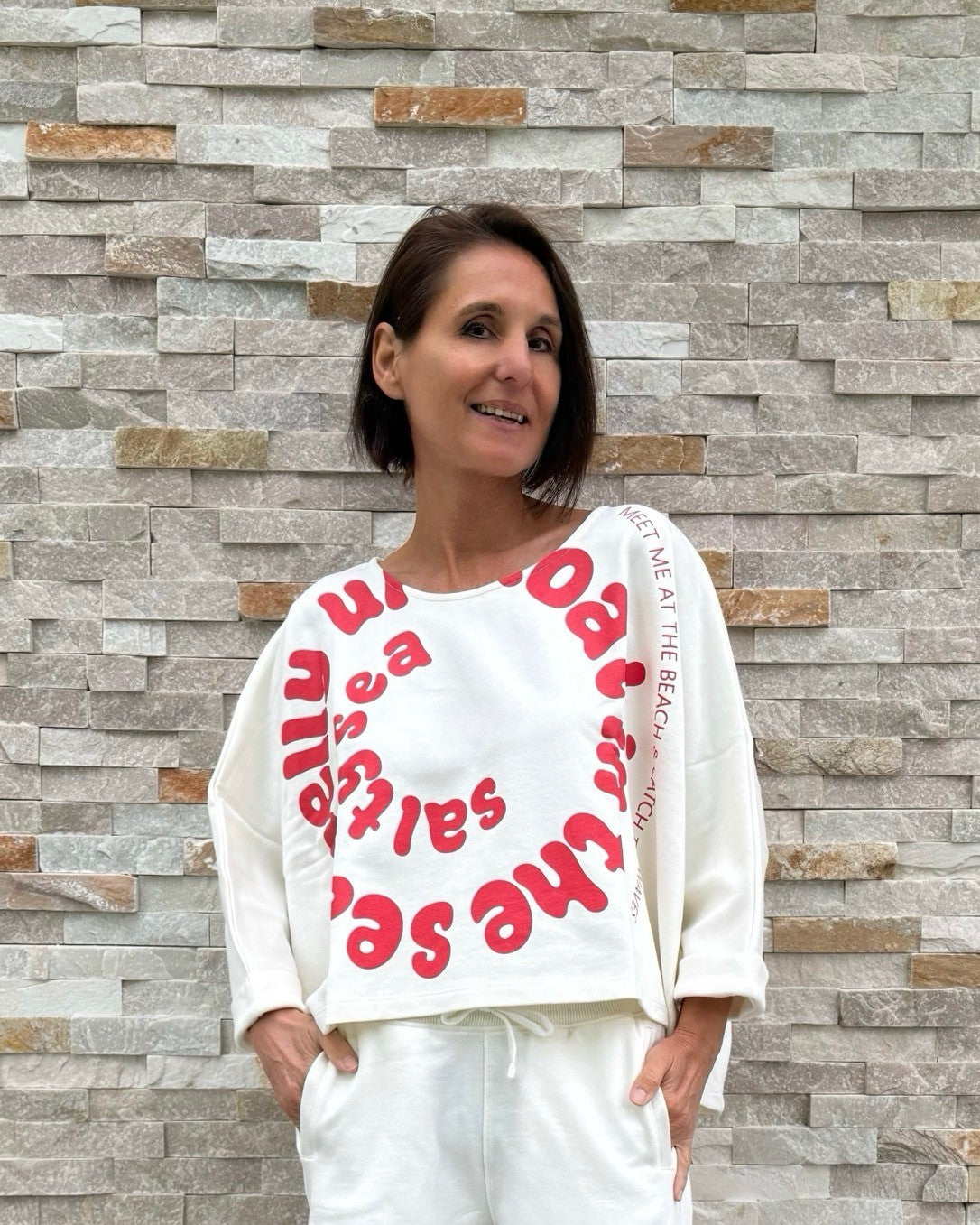 Poncho Sweatshirt mit Druck vorne in Ecru-Rot