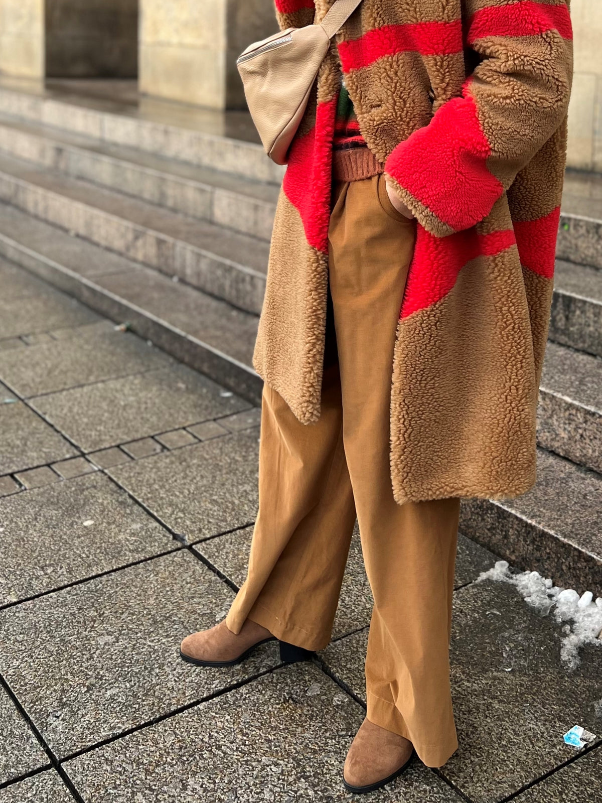 Weite Feincord Hose mit Streifengummibund in Caramel