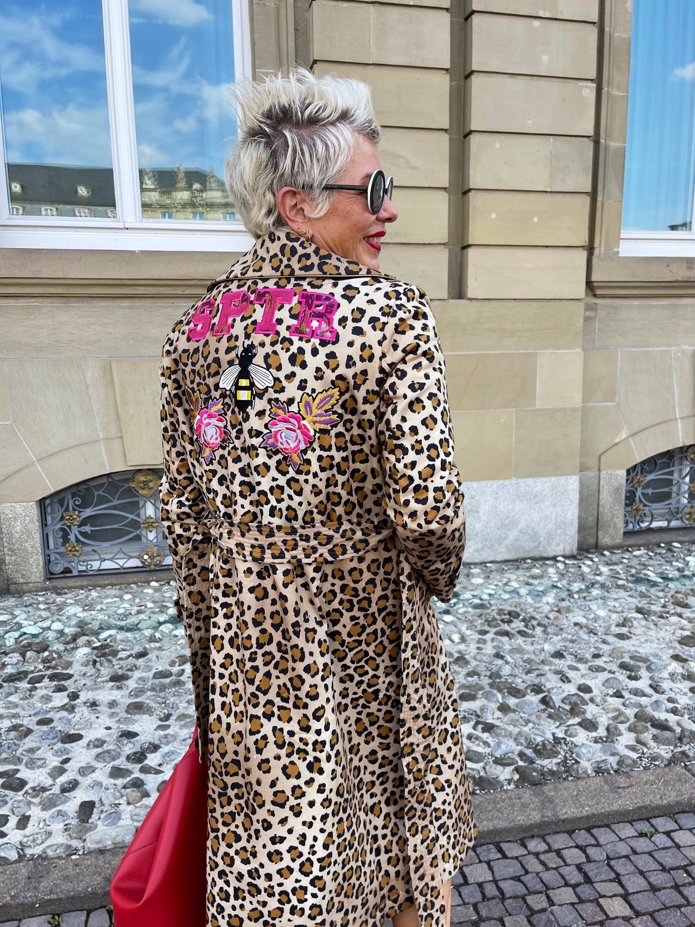 Trenchcoat mit Applikationen auf dem Rücken Leo Print