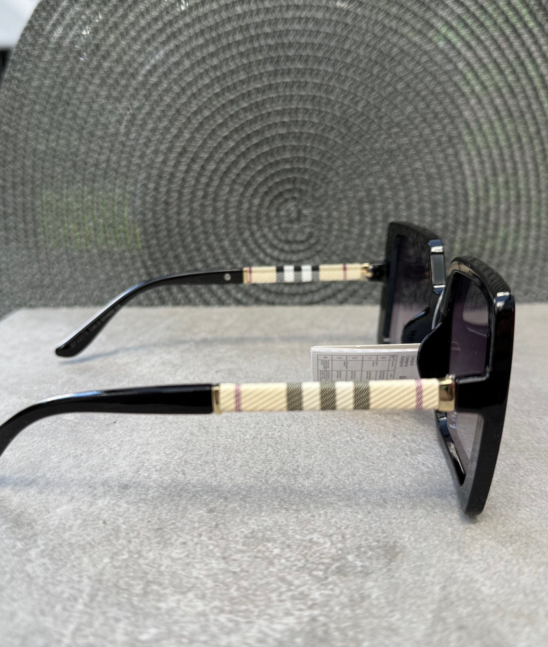 Sonnenbrille eckig mit Karomuster am Steg Schwarz