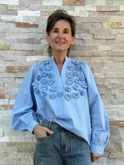 Streifen Tunika Bluse mit Blüten-Applikation in Denim-Blue