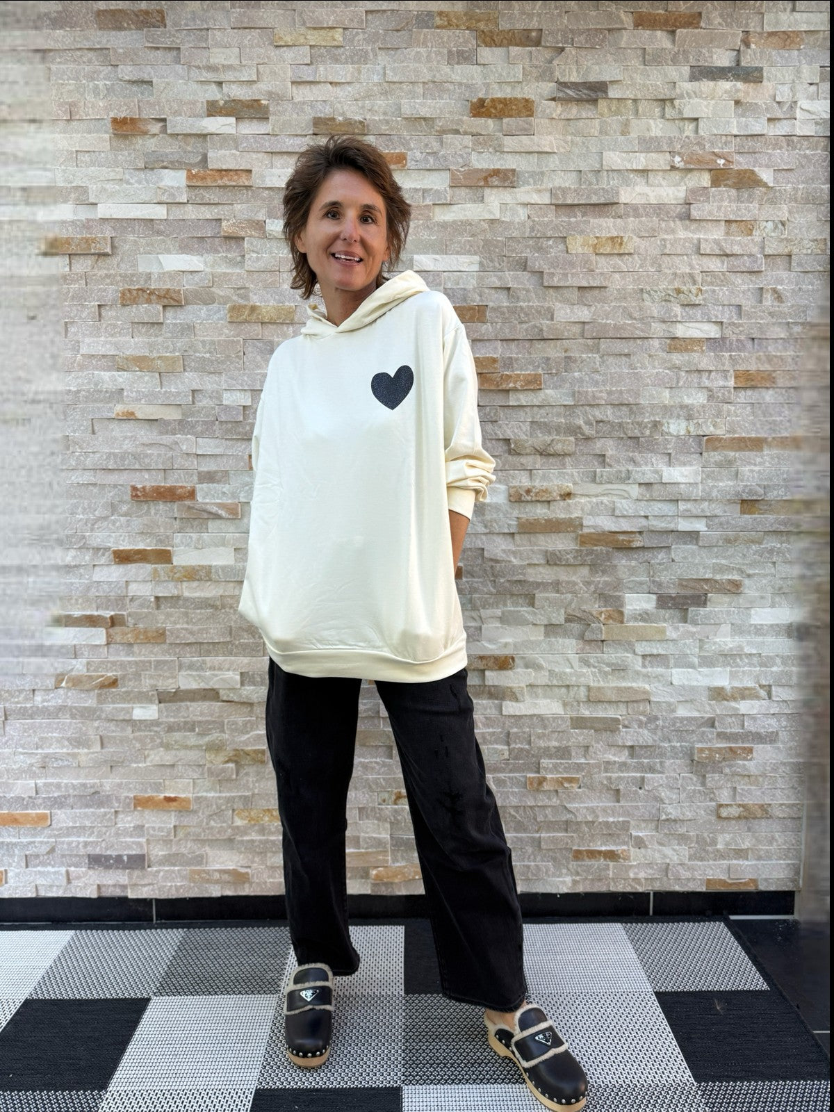 Hoodie mit Herz auf der Brust in Vanille