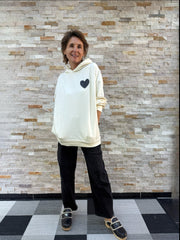 Hoodie mit Herz auf der Brust in Vanille