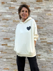 Hoodie with heart on the chest in vanilla