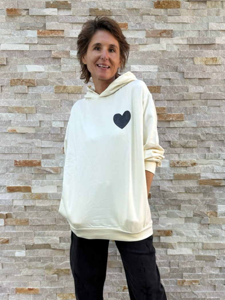 Hoodie mit Herz auf der Brust in Vanille