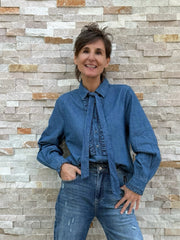 Jeans Bluse mit Rüschendetails und Schleife in Mittelblau