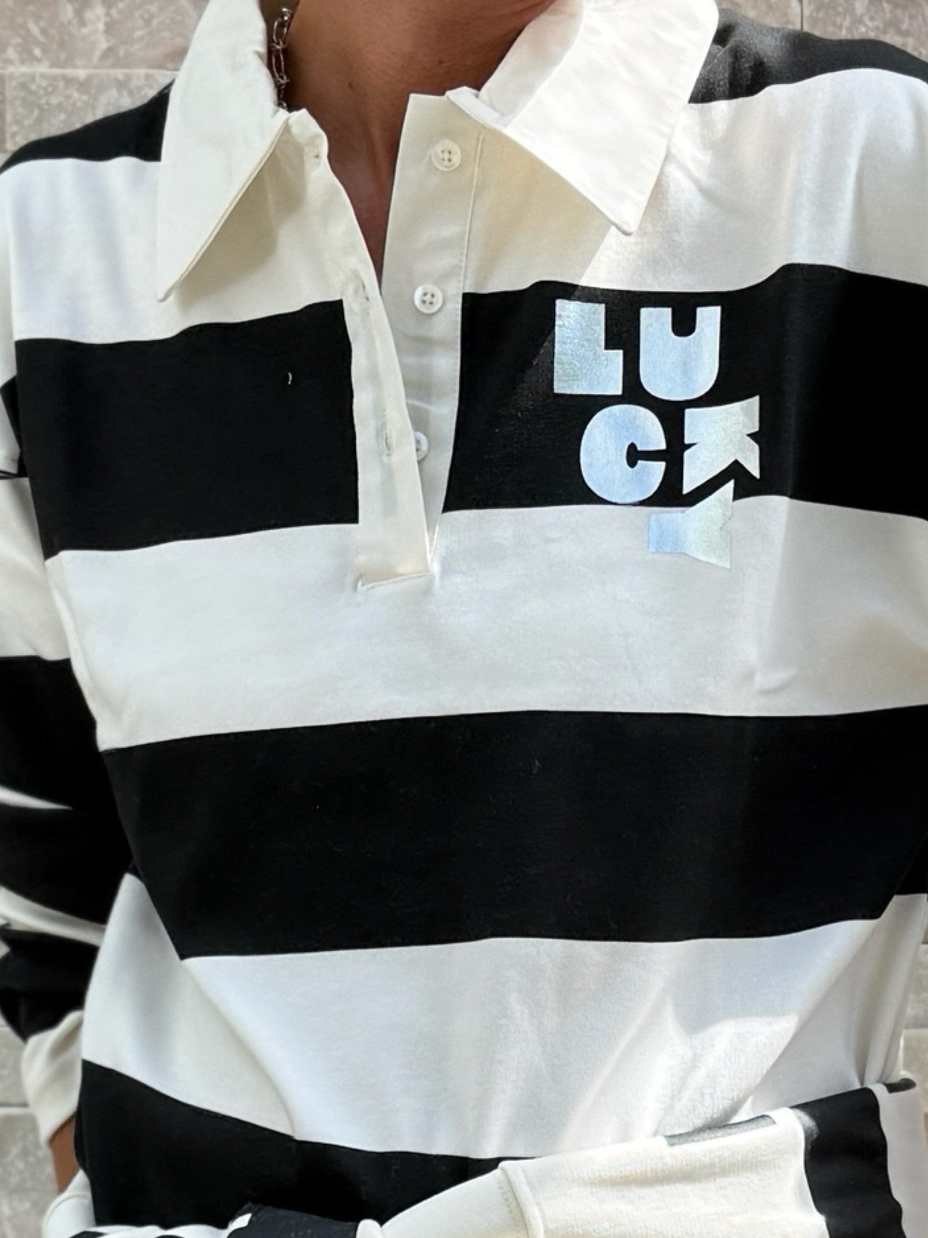 Poloshirt mit Blusenkragen und Blockstreifen in Schwarz-Ecru