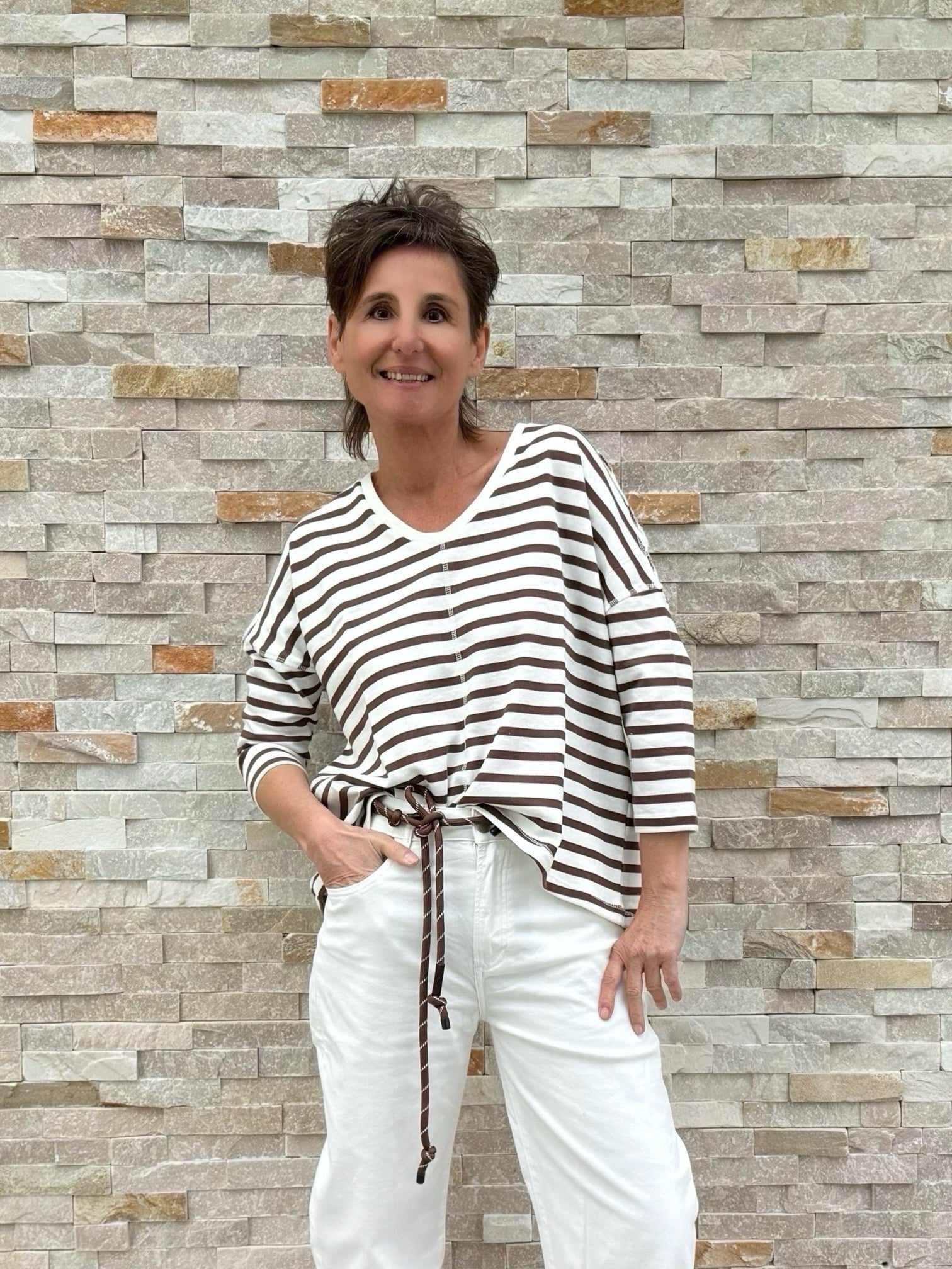 Ringel Shirt mit V-Ausschnitt in Ecru - Espresso