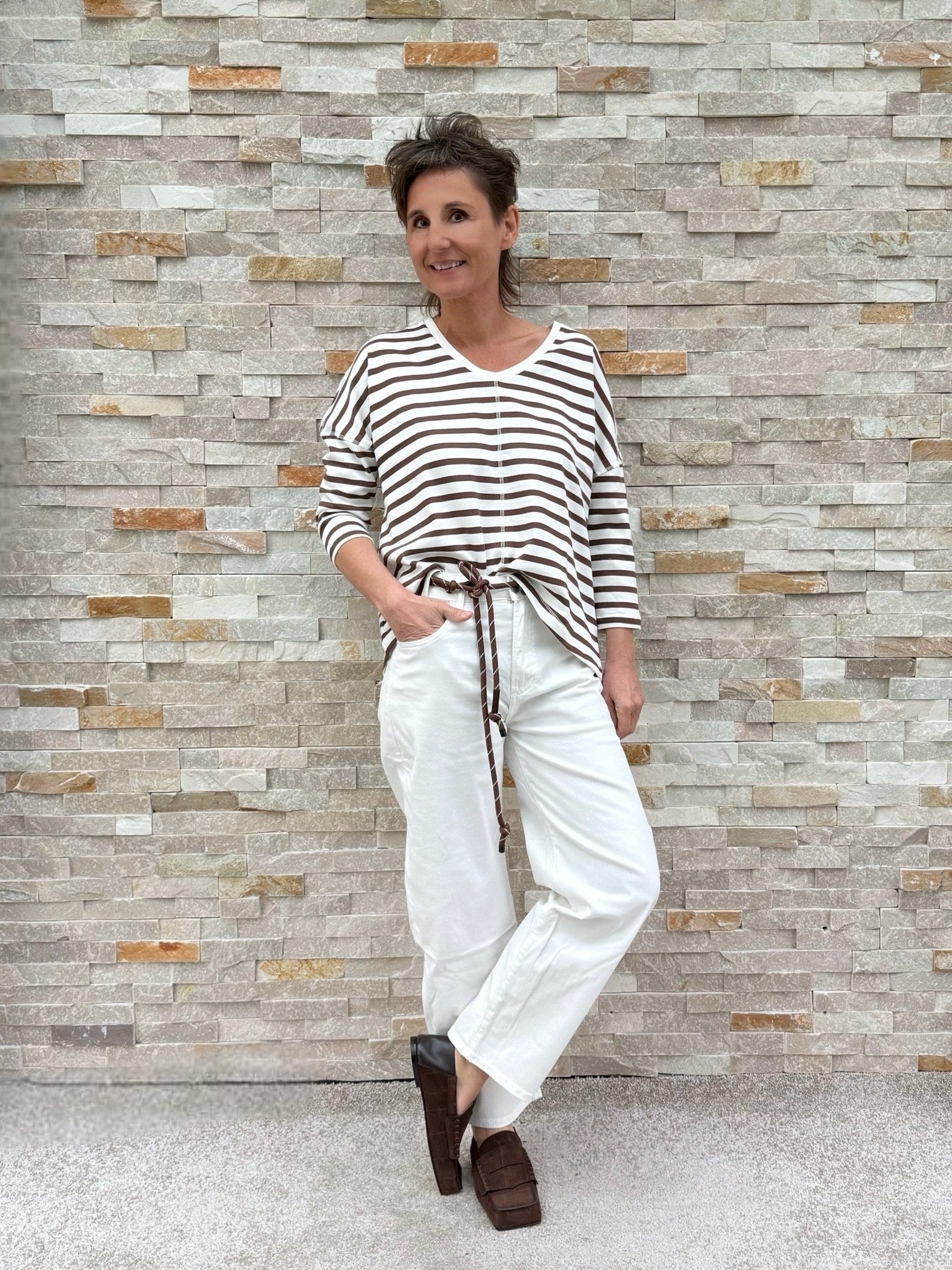 Ringel Shirt mit V-Ausschnitt in Ecru - Espresso